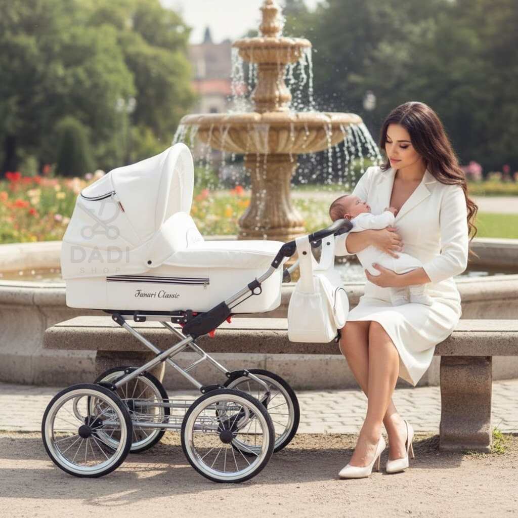 Kobieta z dzieckiem na ławce obok białego wózka retro Fanari Classic na tle fontanny.